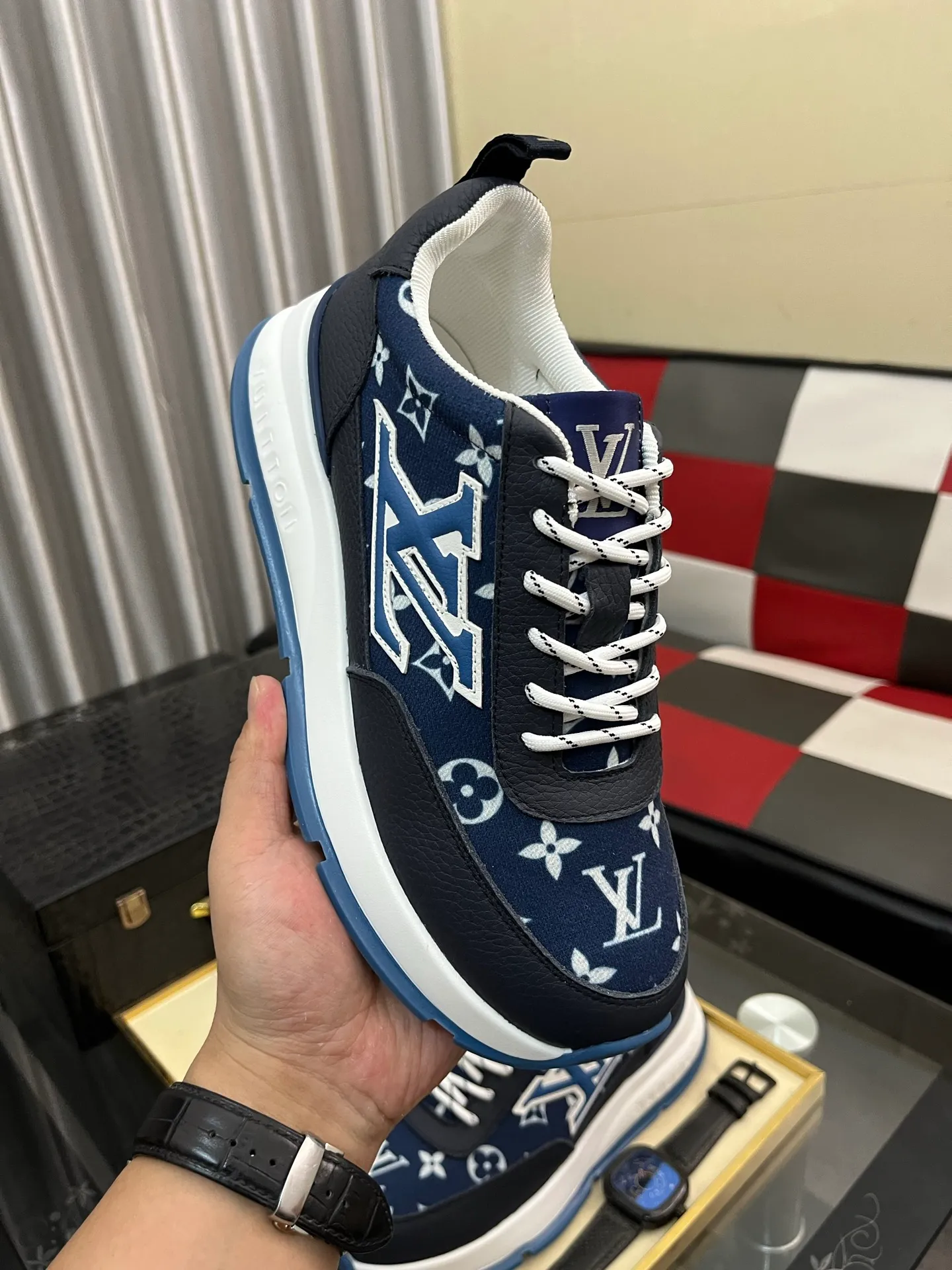Men's shoes 💰: 438⌚️⌚️[LOUIS VUITTON] Same style as Louis Vuitton* official website🚹Men's high-top casual shoes❤️Same style as popular celebrities ~ best-selling at home and abroad Lv focuses on the checkerboard series...Imported first-layer cowhide with special fabrics➕Full sheepskin lining➕Brand-specific hollow outsole💎Number of codes: 38-443️⃣Colors available